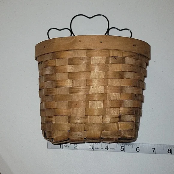 ● Vintage Wicker Basket with Hearts - Picture 7 of 8